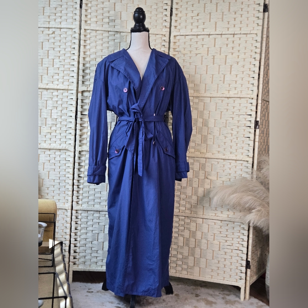 Vintage rain/trench Coat! Size 8. Liz Claiborne Collection.